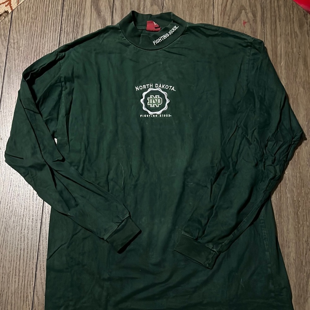 UND long sleeve shirt